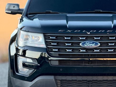 Used 2017 Ford Explorer XLT w/ Equipment Group 202A image 11