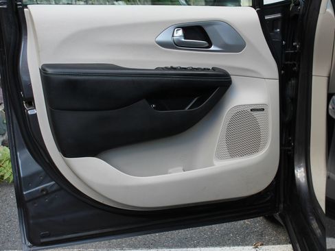 Used 2018 Chrysler Pacifica Limited w/ Advanced Safetytec Group FWD image 12