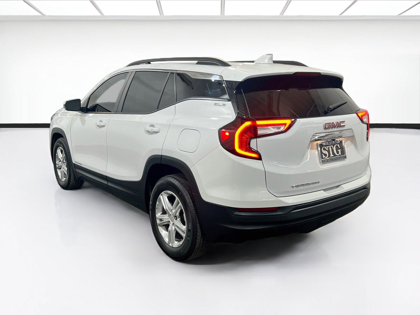Used 2023 GMC Terrain SLE w/ Driver Convenience Package FWD image 6