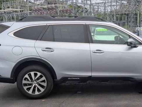Used 2022 Subaru Outback Premium AWD/4WD image 9