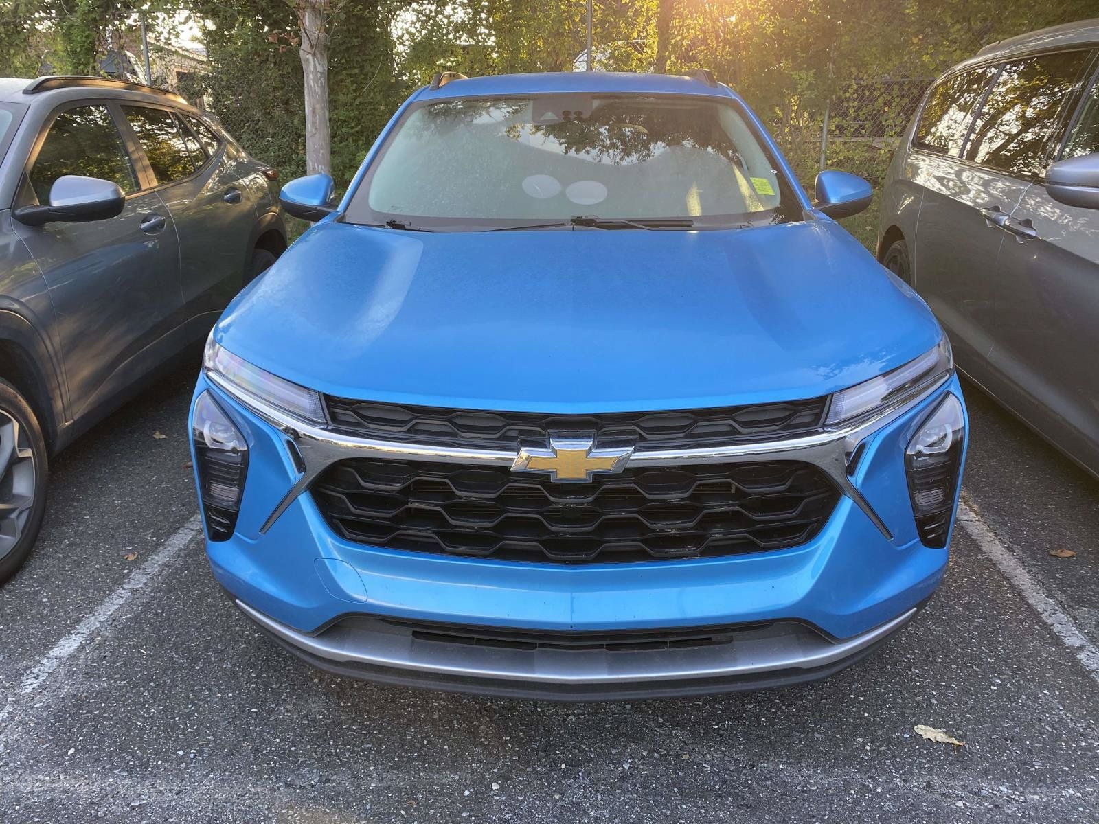 Used 2025 Chevrolet Trax LT FWD image 2