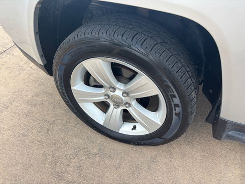 Used 2014 Jeep Compass Latitude image 19