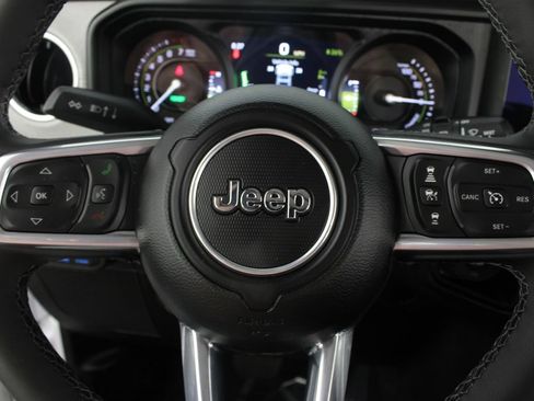 Used 2025 Jeep Wrangler Unlimited Sahara AWD/4WD image 12