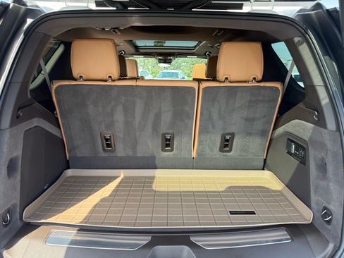 Used 2023 Cadillac Escalade Premium Luxury AWD/4WD image 18