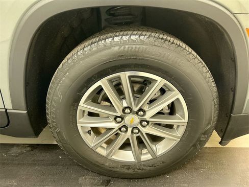 Used 2023 Chevrolet Traverse LT image 8