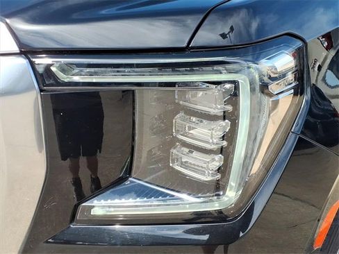 Used 2021 GMC Yukon Denali w/ Denali Premium Package image 9