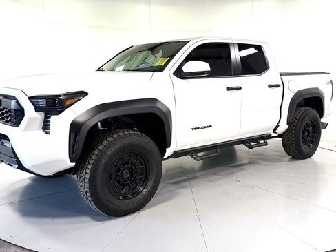 Used 2025 Toyota Tacoma TRD Off-Road image 10