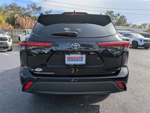 Used 2023 Toyota Highlander LE image 5