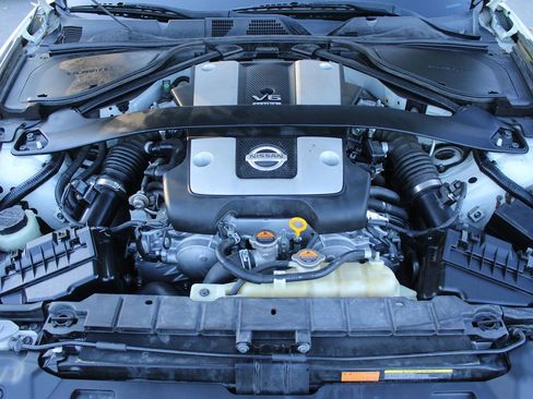 Used 2018 Nissan 370Z Coupe RWD image 19