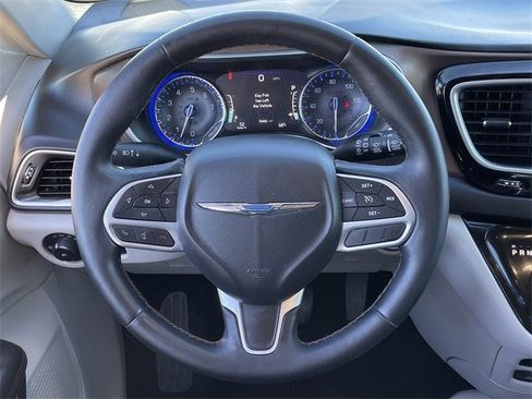 Used 2017 Chrysler Pacifica Touring-L Plus image 11