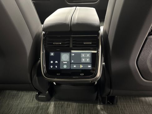 Used 2025 Rivian R1S Adventure AWD/4WD image 30