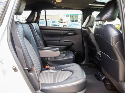Used 2023 Toyota Highlander XSE FWD image 12