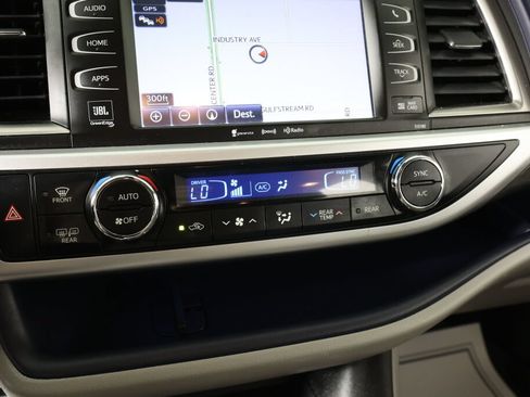 Used 2018 Toyota Highlander Limited AWD/4WD image 39