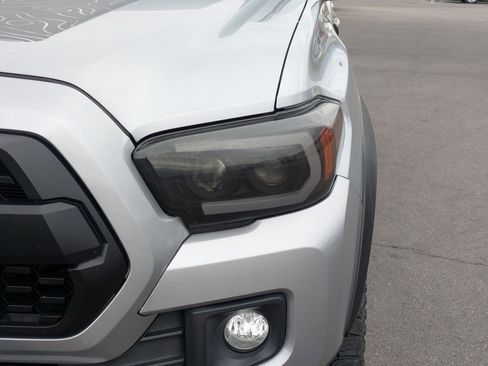 Used 2019 Toyota Tacoma TRD Off-Road AWD/4WD image 12