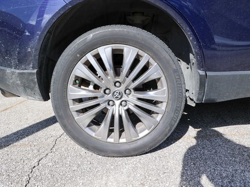 Certified 2022 Toyota Venza XLE AWD/4WD image 13