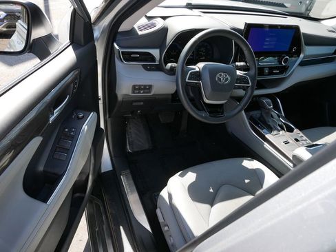 Certified 2024 Toyota Highlander Platinum AWD/4WD image 10