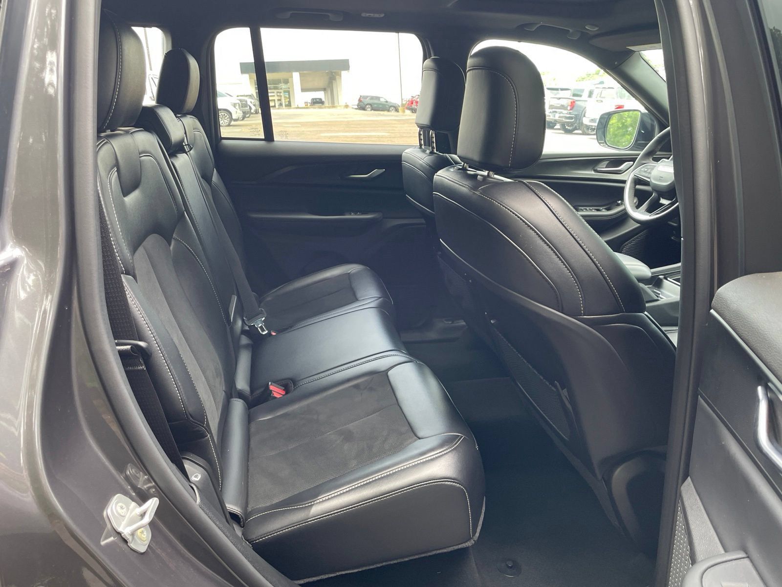 Used 2025 Jeep Grand Cherokee Altitude RWD image 31