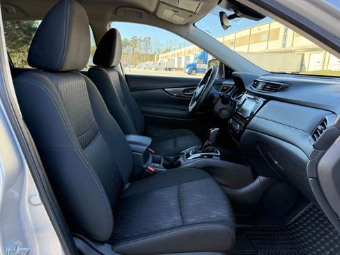 Used 2020 Nissan Rogue SV image 35