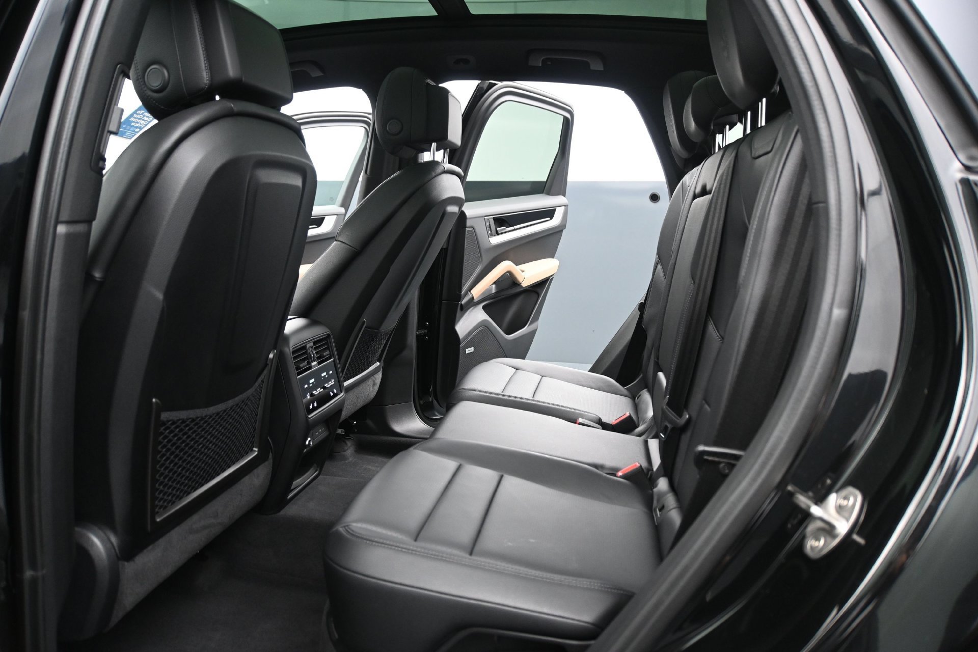 Used 2024 Porsche Cayenne AWD/4WD image 17