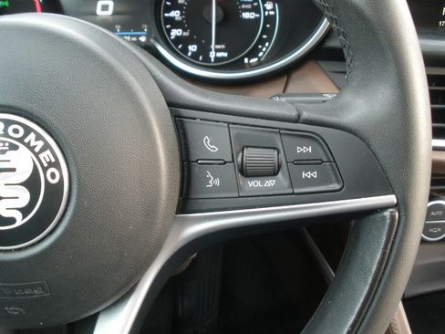 Used 2019 Alfa Romeo Stelvio AWD image 38