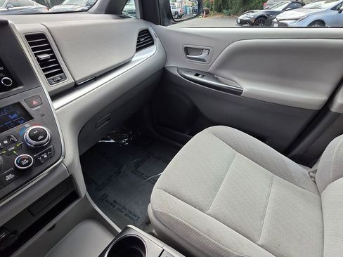 Used 2019 Toyota Sienna LE w/ Carpet Mat Package image 39