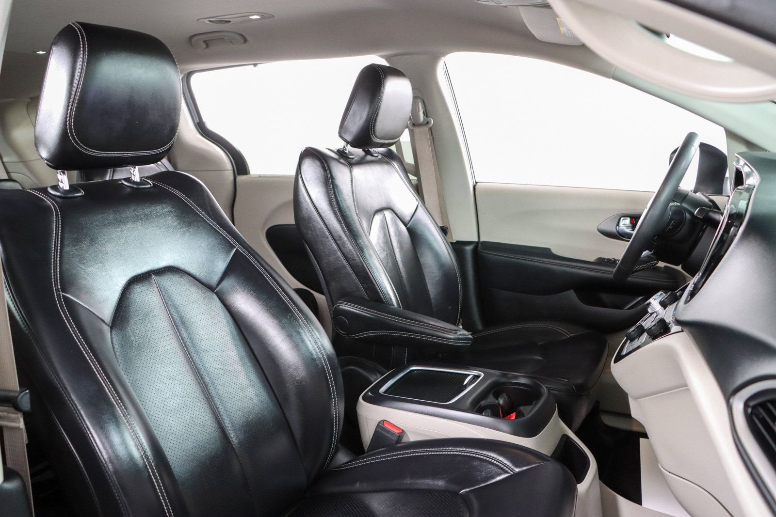 Used 2023 Chrysler Pacifica Touring-L FWD image 28