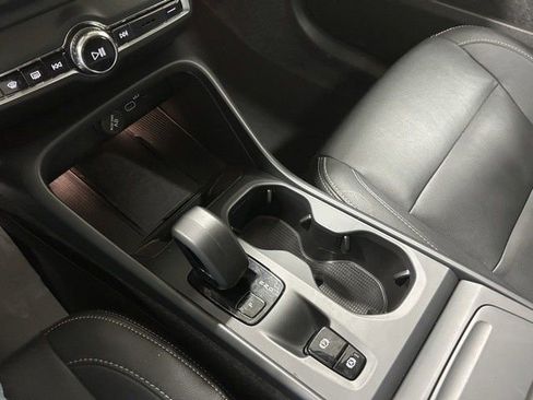 Used 2025 Volvo XC40 B5 Core image 21