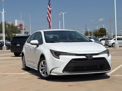 Used 2025 Toyota Corolla LE FWD image 2