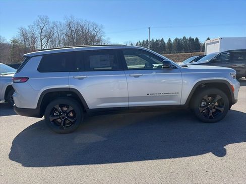 New 2025 Jeep Grand Cherokee L Altitude AWD/4WD image 2