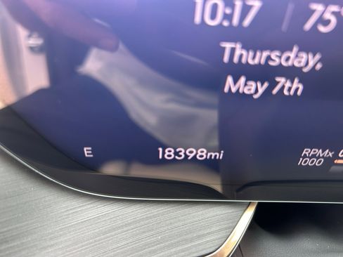 Used 2025 Buick Envision Avenir AWD/4WD image 2