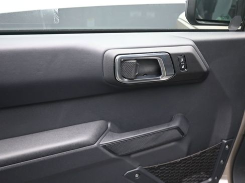 Used 2025 Ford Bronco Badlands image 3