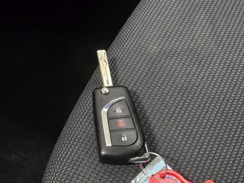 Certified 2021 Toyota RAV4 LE image 31