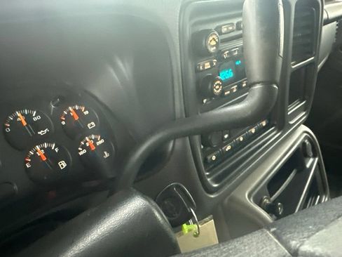 Used 2004 Chevrolet Tahoe Z71 w/ Z71 Preferred Equipment Group AWD/4WD image 42