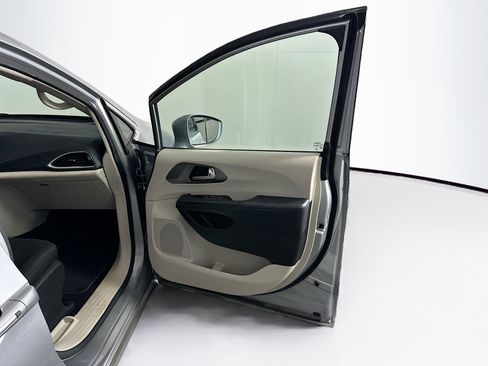 Used 2021 Chrysler Pacifica Touring image 31