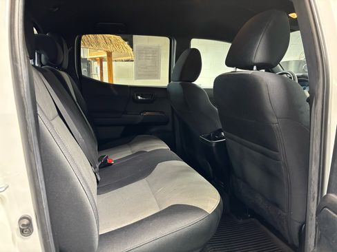 Used 2022 Toyota Tacoma TRD Sport w/ Technology Package image 21