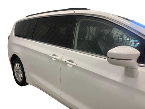Used 2022 Chrysler Pacifica Touring-L FWD image 11