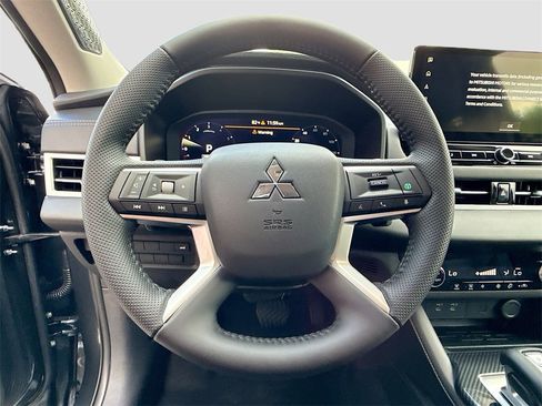 New 2025 Mitsubishi Outlander SE image 11