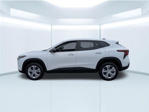 Used 2025 Chevrolet Trax LS FWD image 2