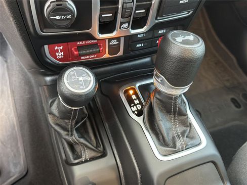 Used 2025 Jeep Wrangler Willys image 32