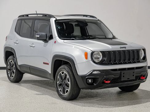 Used 2017 Jeep Renegade Trailhawk image 4