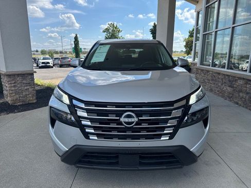 Used 2025 Nissan Rogue SV AWD/4WD image 3