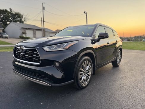 Used 2021 Toyota Highlander Platinum image 3