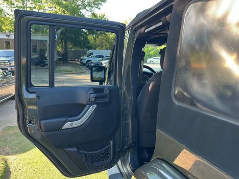 Used 2015 Jeep Wrangler Unlimited Sahara AWD/4WD image 17