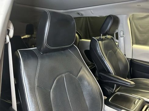 Used 2023 Chrysler Pacifica Limited FWD image 16
