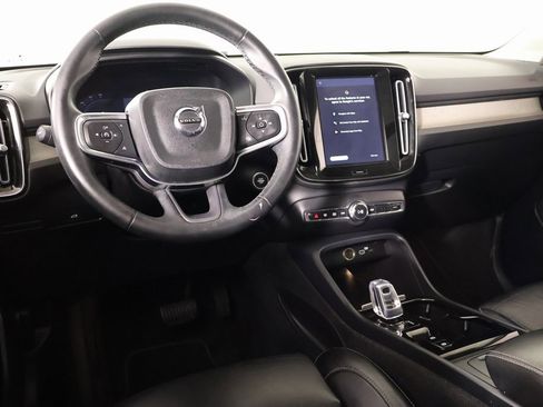 Used 2023 Volvo XC40 B4 Plus image 2