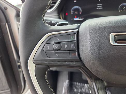Used 2025 Jeep Grand Cherokee Altitude AWD/4WD image 31