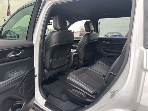 Used 2024 Jeep Grand Cherokee L Laredo image 18