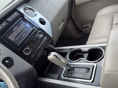 Used 2013 Ford Expedition Limited image 19