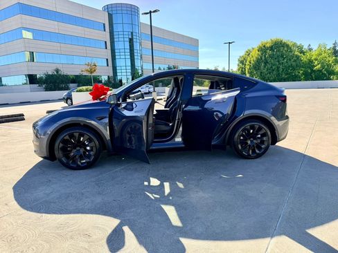 Used 2022 Tesla Model Y Long Range AWD/4WD image 39