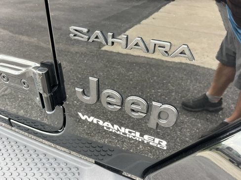 Used 2022 Jeep Wrangler Unlimited Sahara w/ LED Lighting Group AWD/4WD image 31